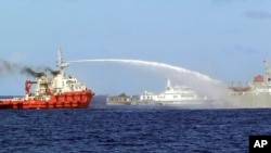 5月7日，在南中國海，越南海岸附近，中國船(左側)用高壓水槍攻擊越南船(右側) [越南海岸警衛隊提供]
