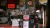 Un restaurante de Louisville, Kentucky, EE. UU, anuncia que está contratando empleados el 7 de junio de 2021.