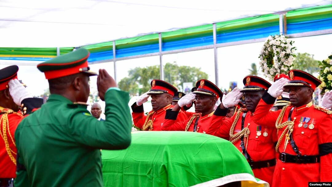 Makamanda wa JWTZ wakipiga Saluti mara baada ya kuweka Jeneza lenye Mwili wa Aliyekuwa Rais wa Jamhuri ya Muungano wa Tanzania katika Awamu ya tano Hayati Dkt. John Pombe Magufuli katika chumba maalumu kwa ajili ya shughuli ya kuagwa na viongozi mbalimbal
