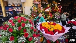 Una mujer compra flores antes del Día de San Valentín, en el Mercado de Flores del Sur de California, el 13 de febrero de 2024 en Los Ángeles, California.