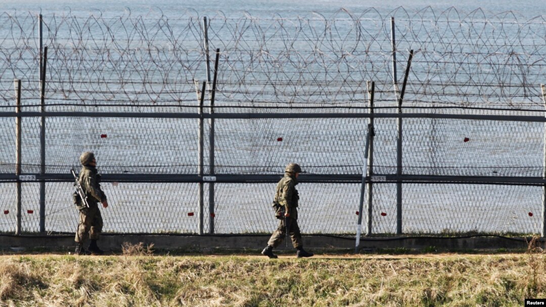 South Korean soldiers patrol along the military fences near the demilitarized zone (DMZ) separating North Korea from South Korea in Paju, north of Seoul Apr. 7, 2013.