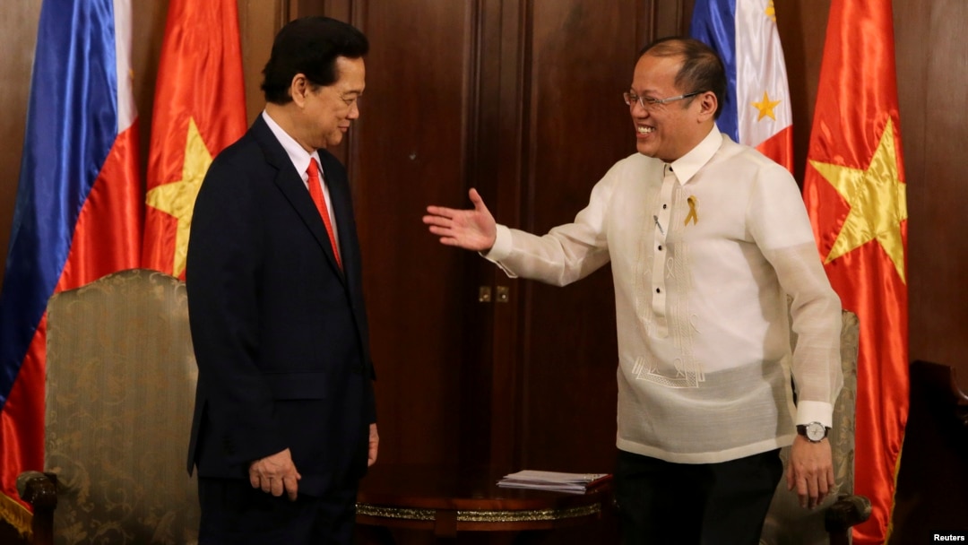 Philippines' President Benigno Aquino (R) prepares to shake hands with Vietnam's Prime Minister Nguyen Tan Dung during during their meeting at the Malacanang Presidential Palace in Manila, May 21, 2014.