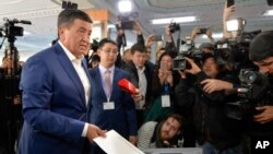 Sooronbay Jeenbekov saylov uchastkasida ovoz bermoqda, 15-oktabr, 2017-yil.