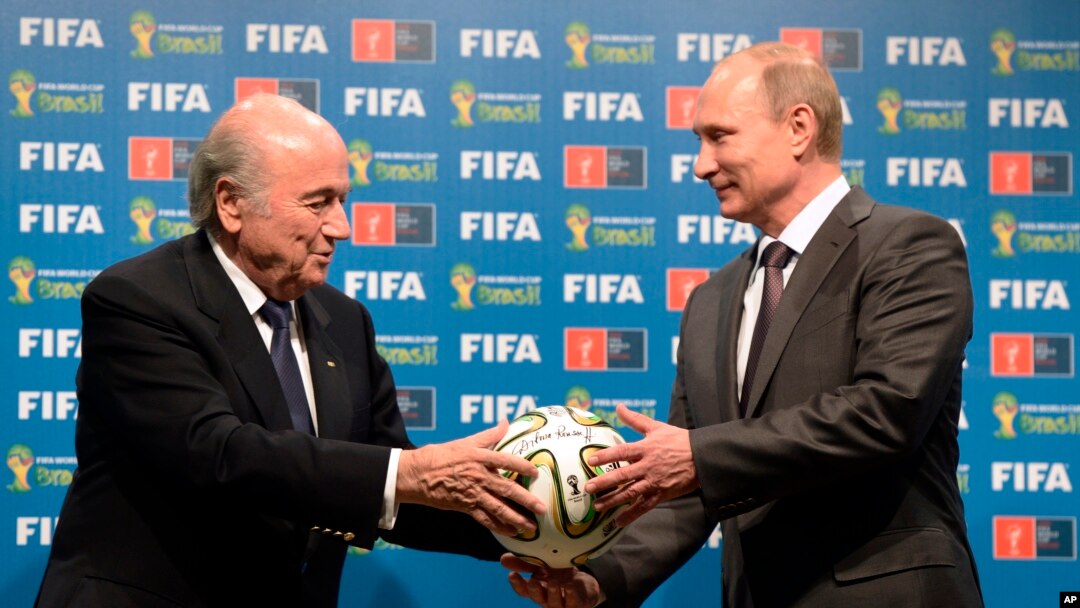 FIFA rahbari Yozef Blatter (chapda) Rossiya Prezidenti Vladimir Putin bilan, 13-iyul, 2014-yil.