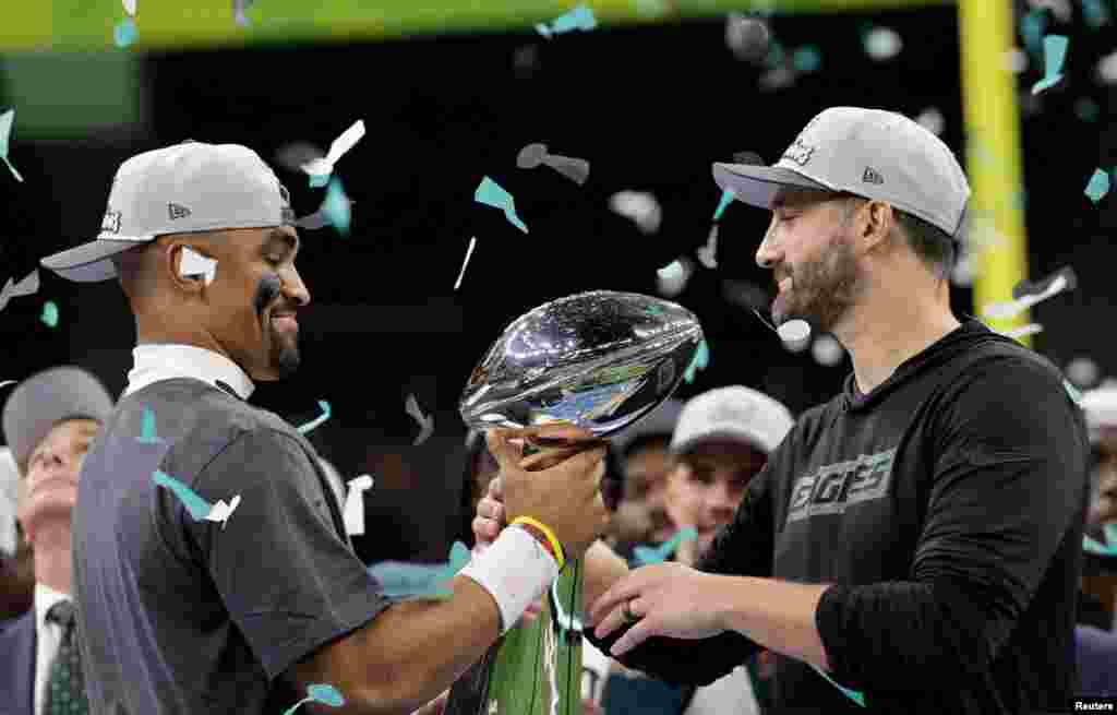 Super Bowl LIX - Philadelphia Eagles v Kansas City Chiefs - Jalen Hurts, dos Philadelphia Eagles, e o treinador Nick Sirianni festejam com o Troféu Vince Lombardi após vencerem o Super Bowl LIX