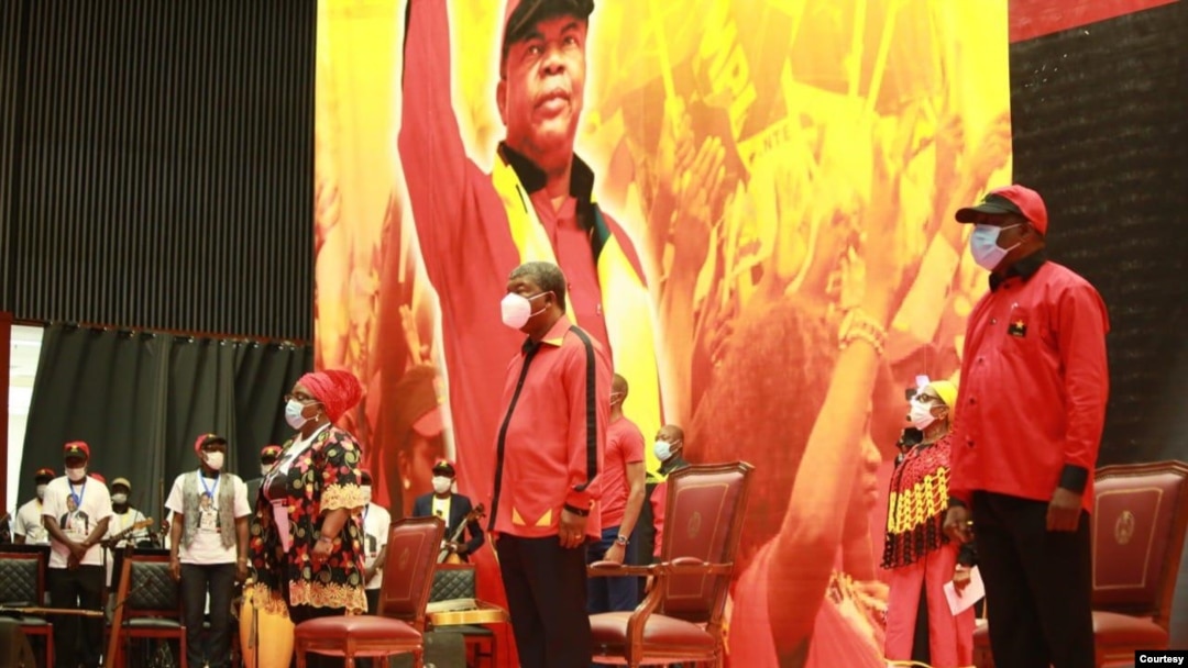 Ao centro, o Presidente angolano na celebração do 64º aniversário do MPLA