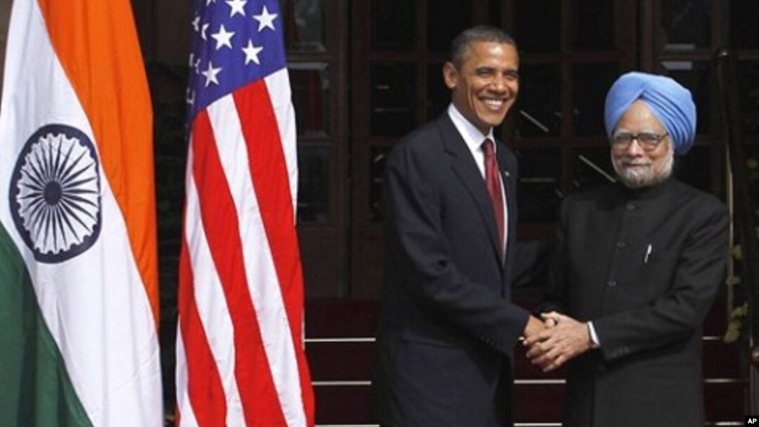 U.S. President Barack Obama, left, is received by Indian Prime Minister Manmohan Singh, as he arrives for bilateral talks at the Hyderabad House in New Delhi, India, 8 Nov. 2010.