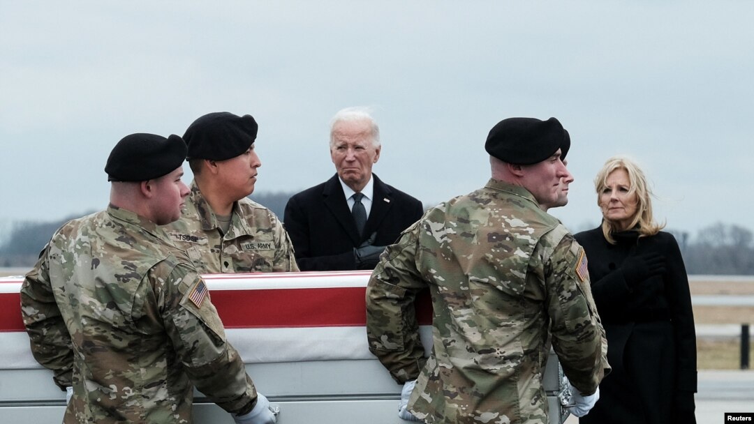 Ürdün’deki saldırıda hayatını kaybeden 3 Amerikan askerinin naaşları Delaware eyaletindeki Dover Hava Üssü’ne getirildi. Başkan Joe Biden ve eşi Jill Biden ölen askerlerin aileleriyle biraraya geldi. 
