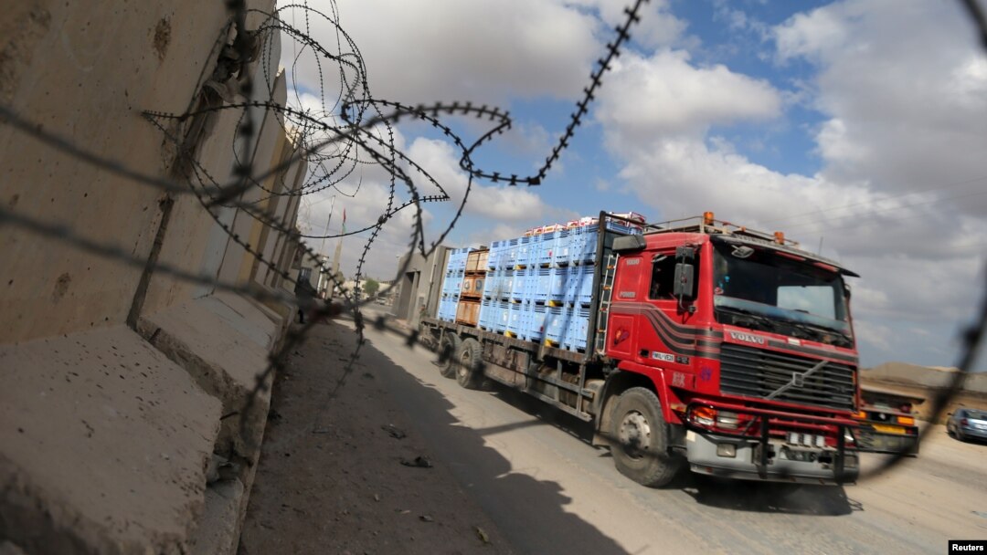 A truck carrying goods arrives at Kerem Shalom crossing in Rafah in the southern Gaza Strip Aug. 15, 2018. 