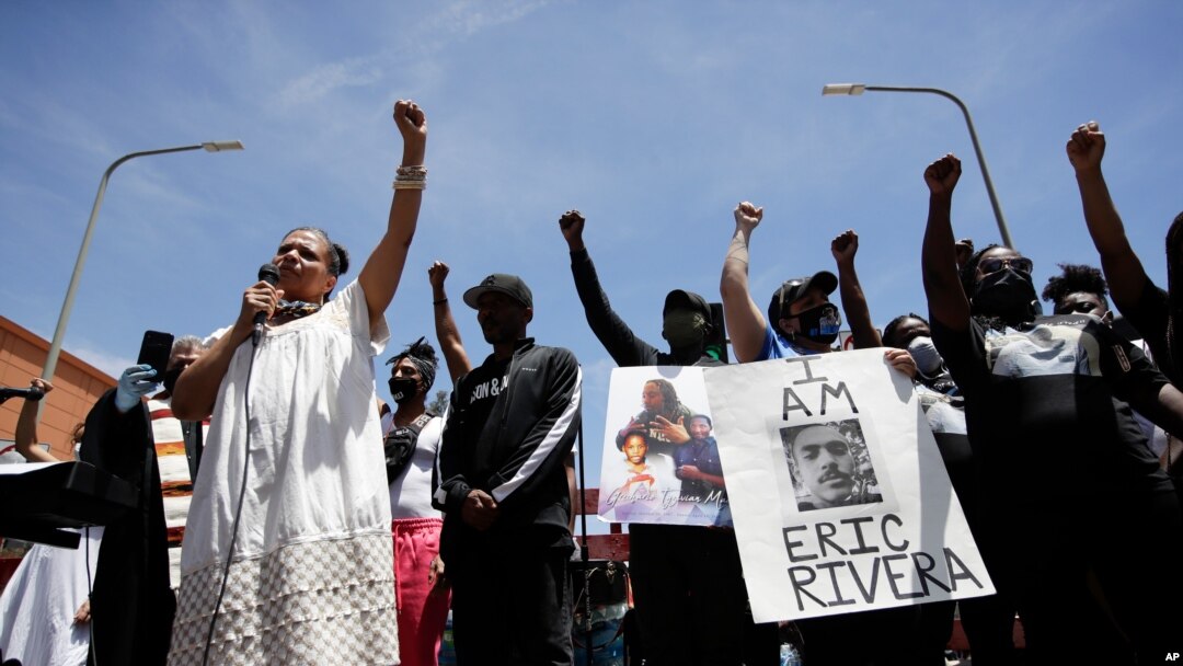 Melina Abdullah, a la izquierda de "Las Vidas Negras Importan" encabeza una protesta en Los Angeles tras la muerte en Minneapolis de George Floyd, muerto a manos de policías.
