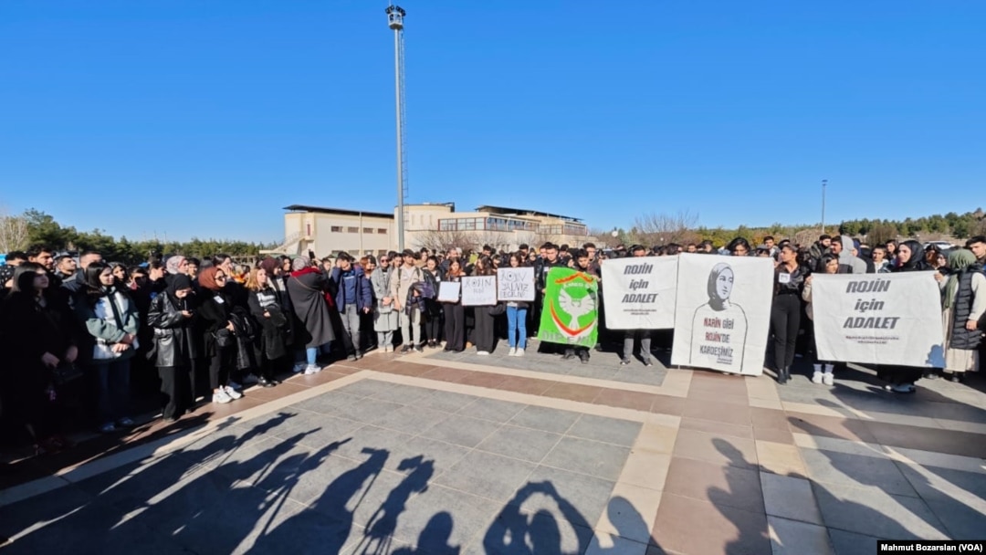 Dicle Üniversitesi’ndeki eyleme çok sayıda öğrenci katıldı.