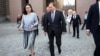 Švedski premijer Stefan Lofven i ministarka prosvete Ana Ekstrom izlaze iz parlamenta posle glasanja 21. juna 2021. (Foto: Reuters)