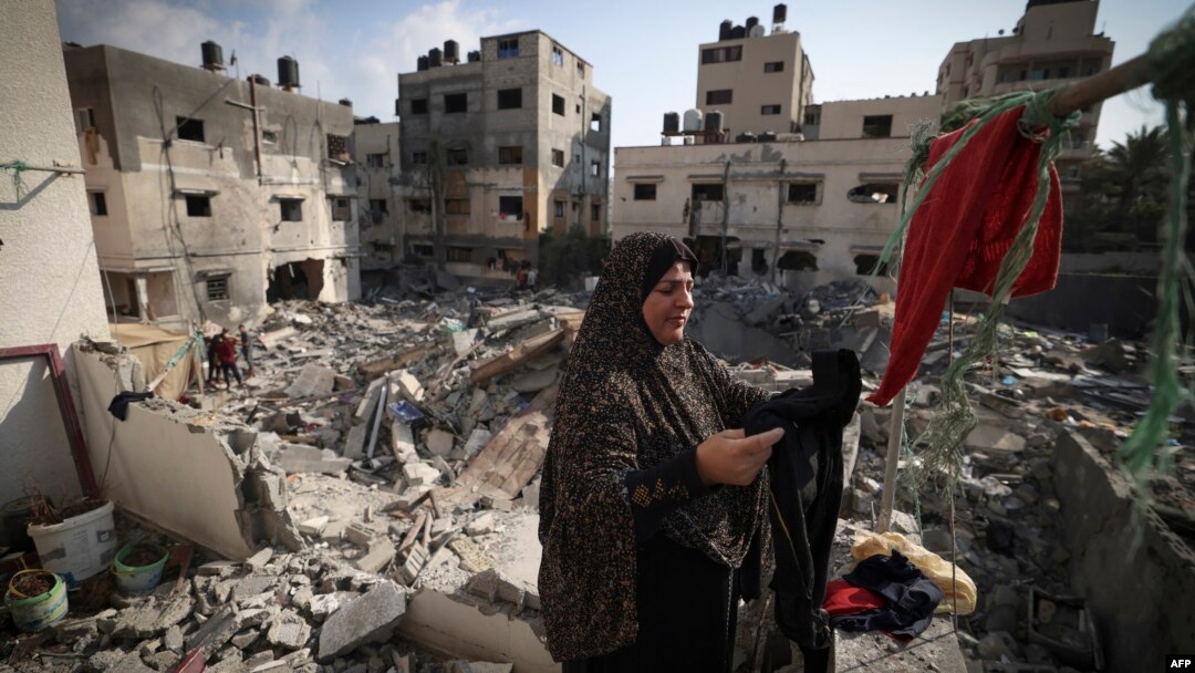 Palestinka prostire odeću ispred svog doma oštećenog u izraelskom vazdušnom udaru na grad Gazu prošle nedelje, nekoliko sati pošto što je stupilo na snagu primirje između Izraela i palestinskih militanata, 8. avgusta 2022.