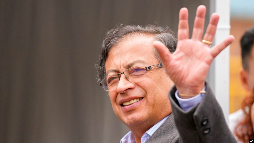 El entonces candidato presidencial Gustavo Petro saluda a su llegada para votar en una segunda vuelta presidencial en Bogotá, Colombia, el domingo 19 de junio de 2022. Petro tomará posesión el 7 de agosto.