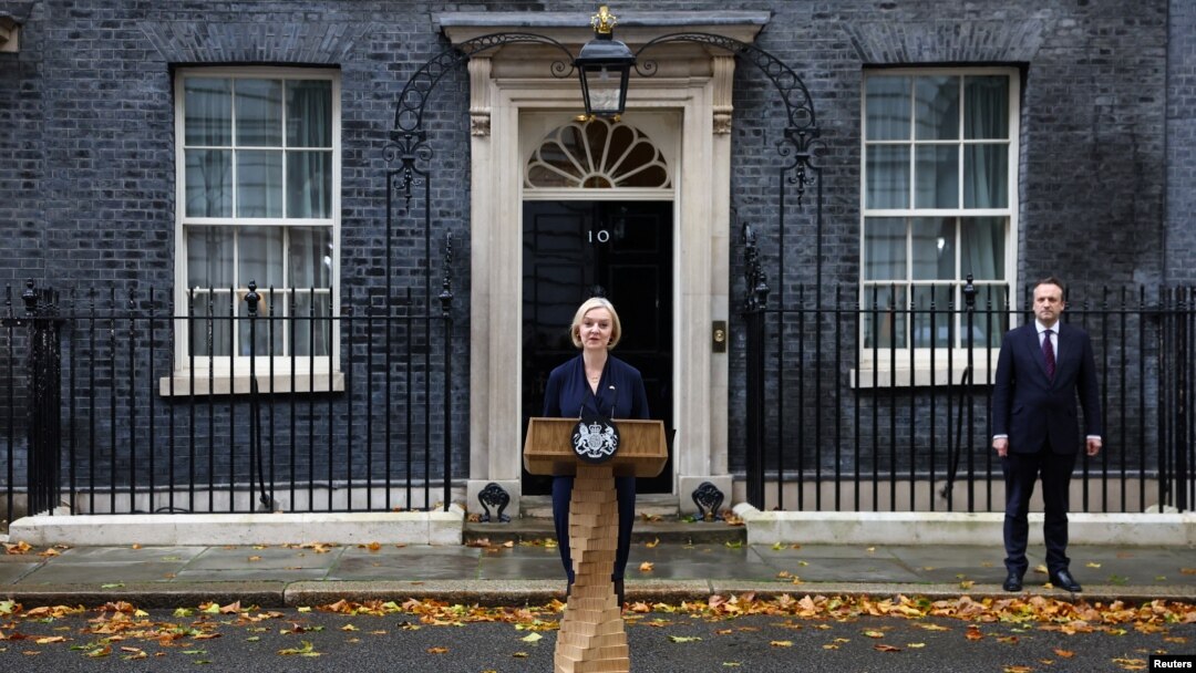 British Prime Minister Liz Truss announces her resignation, as her husband Hugh O'Leary stands nearby, outside Number 10 Downing Street, London, Britain October 20, 2022. (REUTERS/Henry Nicholls)