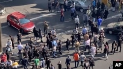 社交媒體上的視頻顯示伊朗德黑蘭的抗議人群堵住了一個交通路口。(2022年10月26日)