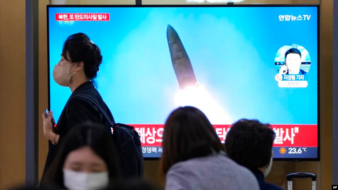 28일 한국 서울역에 설치된 TV에서 북한 탄도미사일 발사 관련 보도가 나오고 있다.