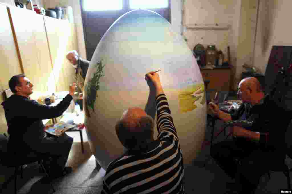 Local artists paint a two-meter-high Easter egg in the northern Croatian town of Koprivnica, Mar. 13, 2014.