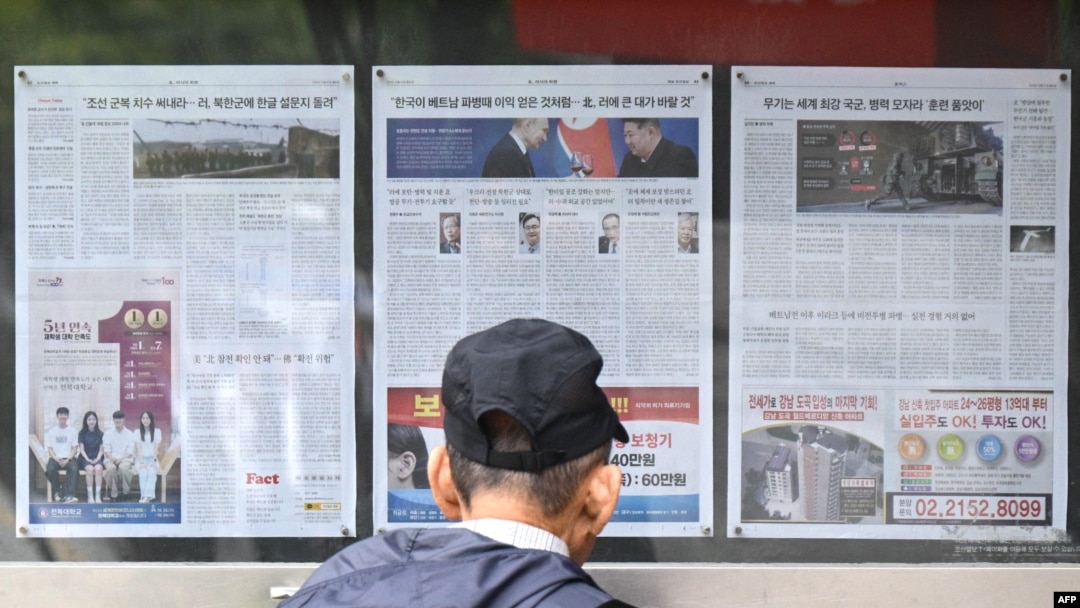 一位男士在首爾閱讀有關北韓決定向烏克蘭戰爭前線派兵的報紙新聞。(2024年10月21日)