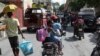 ARCHIVO - Los residentes huyen de sus hogares para escapar de la violencia de las pandillas en el barrio Nazon de Puerto Príncipe, Haití, el jueves 14 de noviembre de 2024. AP