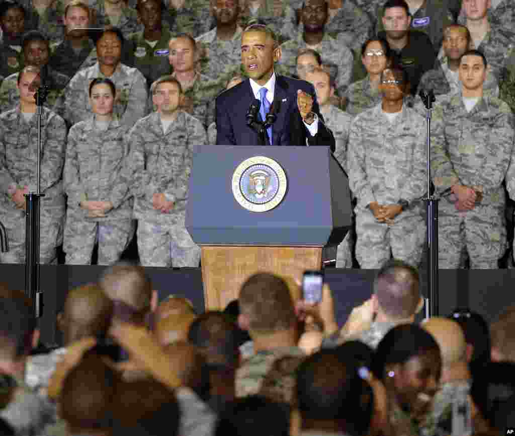 President Barack Obama speaks to service men and women, assuring them that U.S. troops "do not and will not have a combat mission" in Iraq against the Islamic State in Iraq and Syria, at U.S. Central Command, MacDill Air Force Base, Sept. 17, 2014 in Tampa, Fla. 