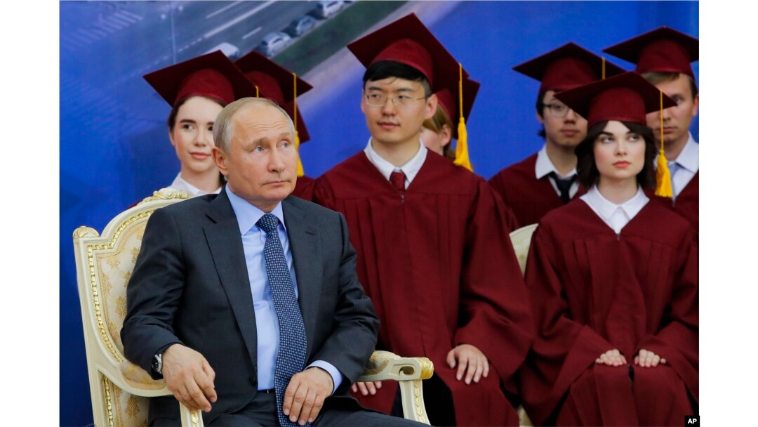 Russian President Vladimir Putin attends the ceremony at which Chinese President Xi Jinping was presented with an honorary degree from St. Petersburg State University at the St. Petersburg International Economic Forum in St. Petersburg, Russia, June 6, 2019.