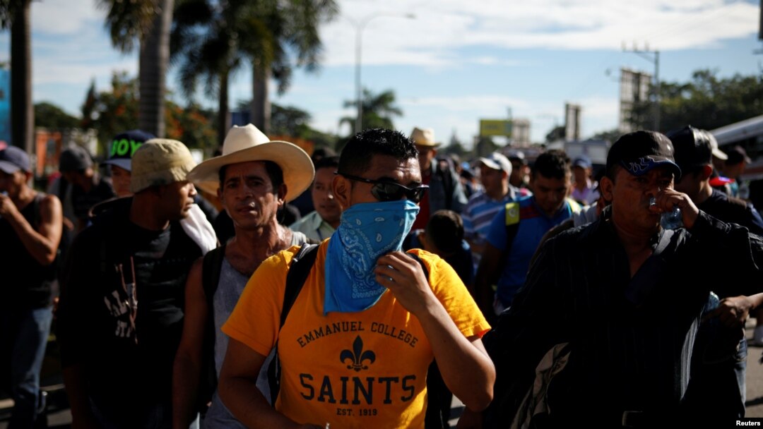 Un grupo de personas camina en una caravana de migrantes que salió de El Salvador con el objetivo de llegar a Estados Unidos. San Salvador, El Salvador, el 28 de octubre del 2018. 