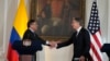 El secretario de Estado, Antony J. Blinken (derecha), y el presidente de Colombia, Gustavo Petro, se dan la mano después de una declaración conjunta en el Palacio Presidencial de Nariño en Bogotá, Colombia, el lunes 3 de octubre de 2022. (Foto AP/Fernando Vergara)