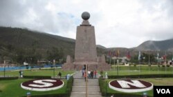 厄瓜多爾首都基多附近地分南北的赤道紀念碑 申華拍攝