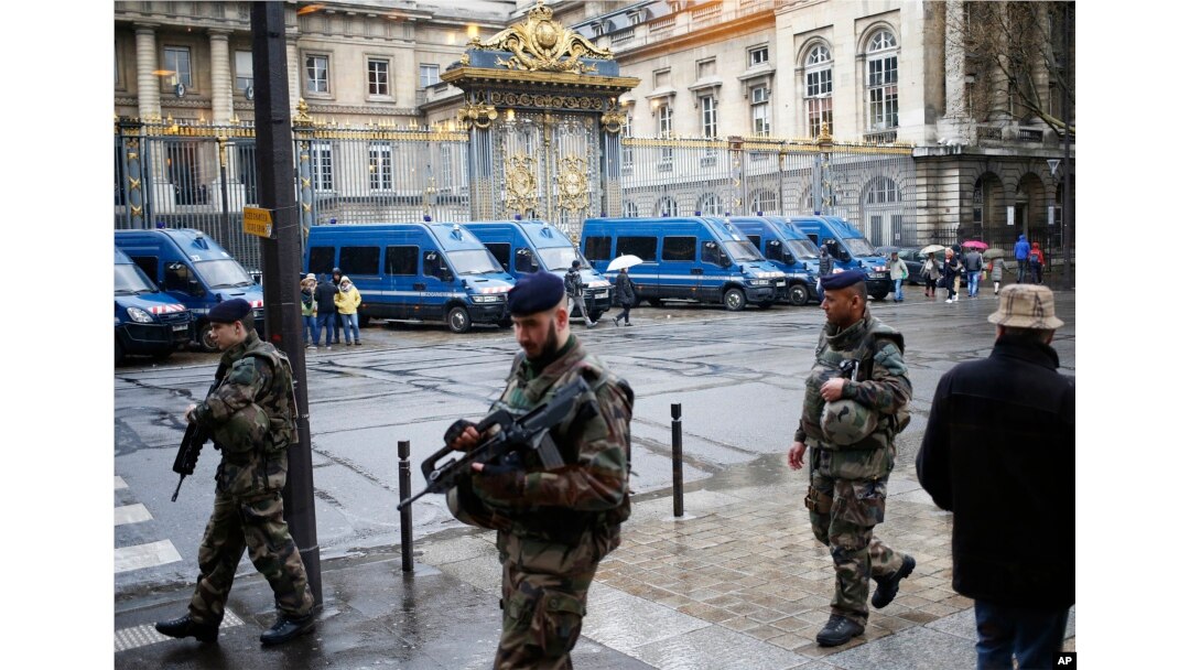 French soldiers patrol outside the Paris hall of Justice, March 30, 2016, while Frenchman Reda Kriket is being questioned by a magistrate who is expected to file preliminary terrorism charges.