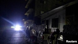 La gente se sienta afuera de su casa durante un apagón tras la falla de una importante planta eléctrica; en La Habana, Cuba, 13 de febrero de 2025. REUTERS/Norlys Pérez.