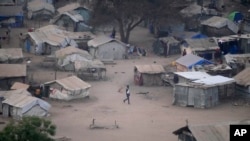 Watu wakisimama karibu na nyumba zao mjini Juba, Februari 5, 2023, baada ya serikali kufunga shule zote kutokana na joto kali. Picha ya AP