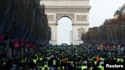Demonstranti u žutim prslucima na aveniji Šanzelize, 8. decembra 2018.