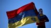 Un manifestante enmascarado ondea una bandera de Venezuela durante una protesta en favor del opositor Juan Guaidó, en Buenos Aires, el 2 de febrero de 2019.