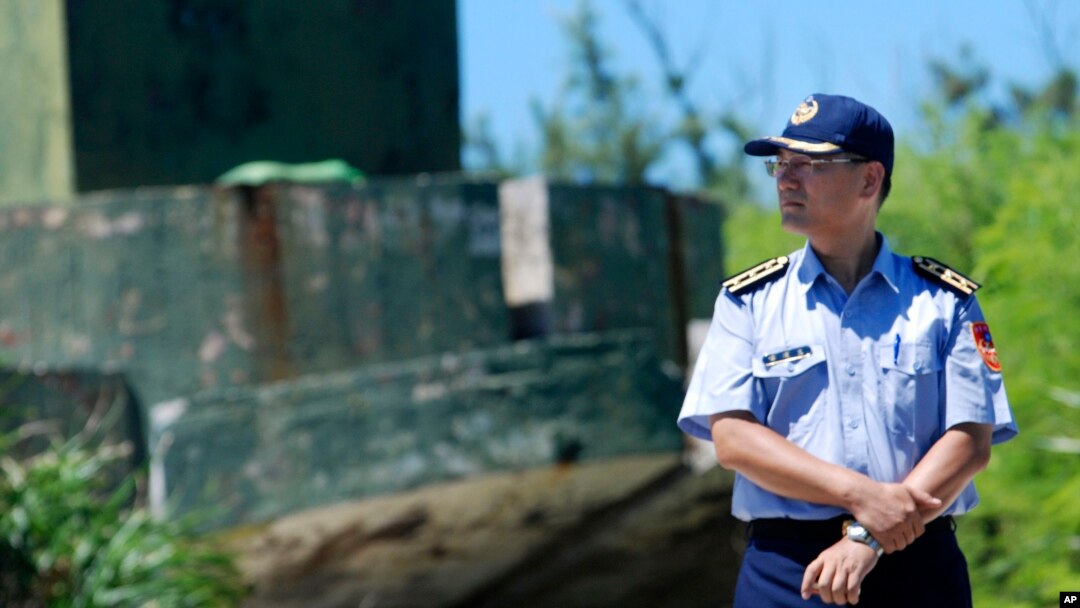 台灣海岸警衛隊成員在台灣高雄東沙島海灘上巡邏。（2008年7月23日）