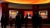 Un grupo de ciudadanos pasa frente a una imagen del presidente de China, Xi Jinping, en una exposición organizada con motivo del 20º Congreso del PCCh en Beijing, el 12 de octubre de 2022.