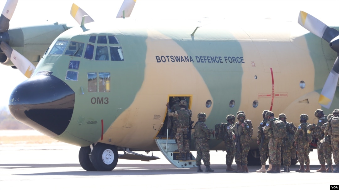 Botswana soldiers board a Botswana Defence Force plane to Mozambique, 26 julho 2021, (Mqondisi Dube/VOA)