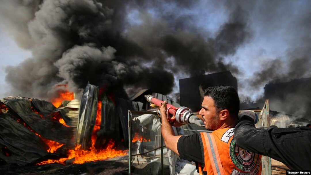 Los ataques israelíes mataron a 42 palestinos en la Franja de Gaza, mientras que en el lado israelí, 10 personas murieron, incluido un niño, y 282 resultaron heridas en ataques de grupos palestinos de Gaza, incluido Hamas. 
