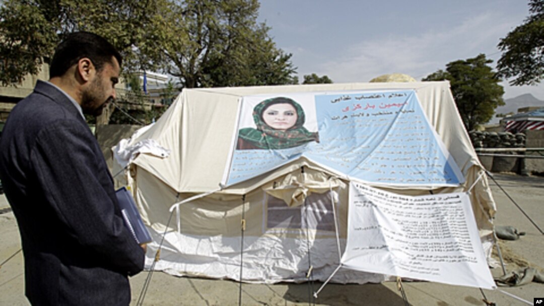 A man visits the tent of Afghan lawmaker from western Herat province, Simeen Barakzai, as she continued her fast for the eight consecutive day in Kabul, October 9, 2011.