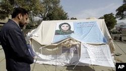 A man visits the tent of Afghan lawmaker from western Herat province, Simeen Barakzai, as she continued her fast for the eight consecutive day in Kabul, October 9, 2011.