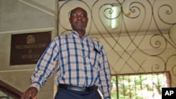 Rafael Marques no edifício da Procuradoria Geral da República, depois de ter apresentado a queixa-crime (14 Nov 2011)