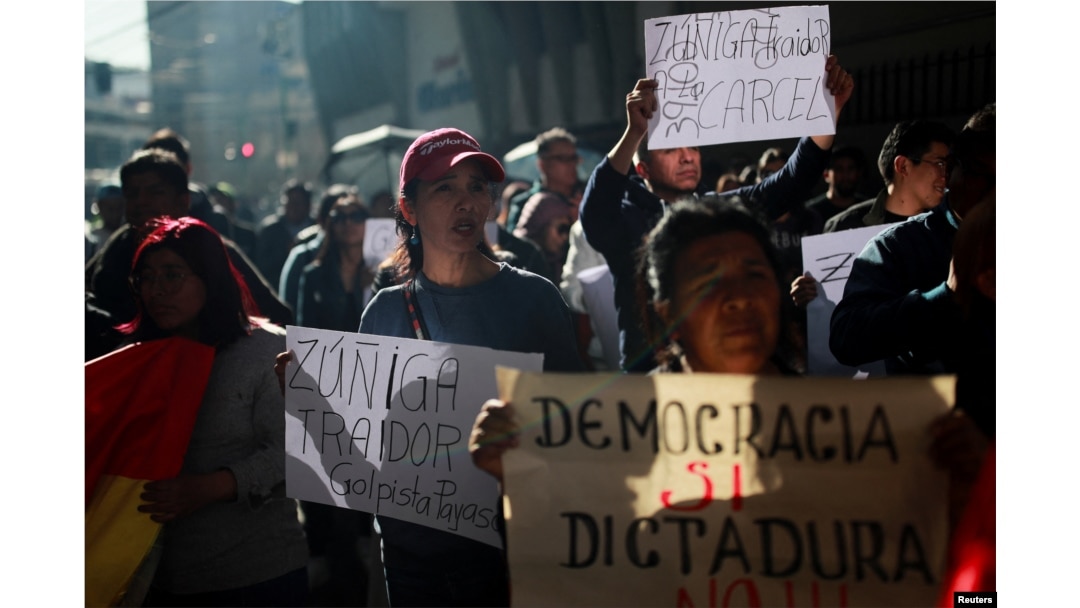 Partidarios del presidente de Bolivia, Luis Arce, y partidarios del expresidente Evo Morales se enfrentan a las afueras del Tribunal Supremo Electoral, en La Paz, Bolivia, el 10 de julio de 2024. REUTERS/Claudia Morales