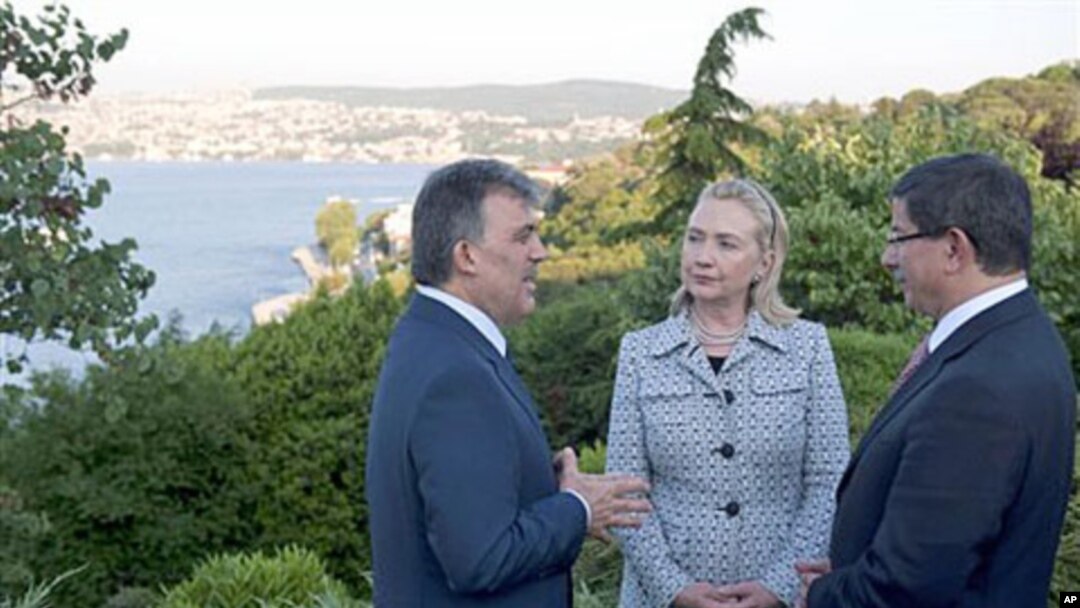 Turkish President Abdullah Gul (L) speaks with US Secretary of State Hillary Clinton and Turkish Foreign Minister Ahmet Davutoglu in front of the Bosphorus Sea in Istanbul, July 15, 2011