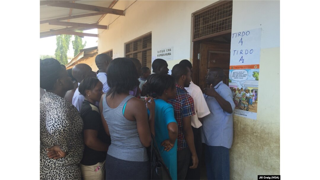 Tanzanians wait in line to vote in the general election, Mbuyuni, Dar es Salaam, Tanzania, Oct. 25, 2015.