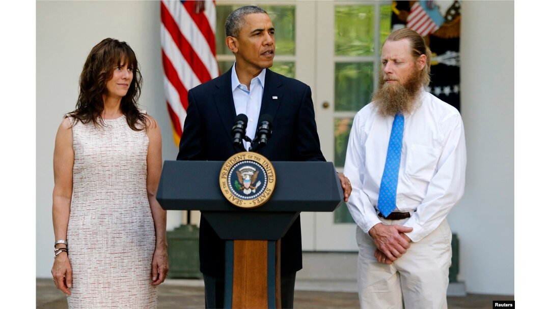 President Barack Obama stands with Bob Bergdahl (R) and Jami Bergdahl (L) as he delivers a statement about the release of their son, prisoner of war U.S. Army Sergeant Bowe Bergdahl, in the Rose Garden at the White House in Washington, May 31, 2014.