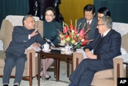 1989年11月10日，中國領導人鄧小平和美國前國務卿基辛格在北京人民大會堂交談。