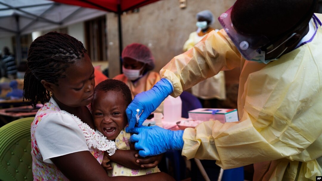 mtoto akipatiwa chanjo ya ebola DRC.