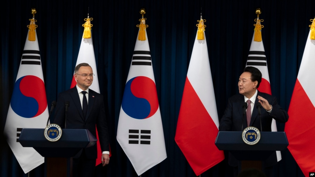 윤석열 대한민국 대통령(오른쪽)과 안제이 두다 폴란드 대통령이 2024년 10월 24일 서울에서 공동 기자회견을 하고 있다.