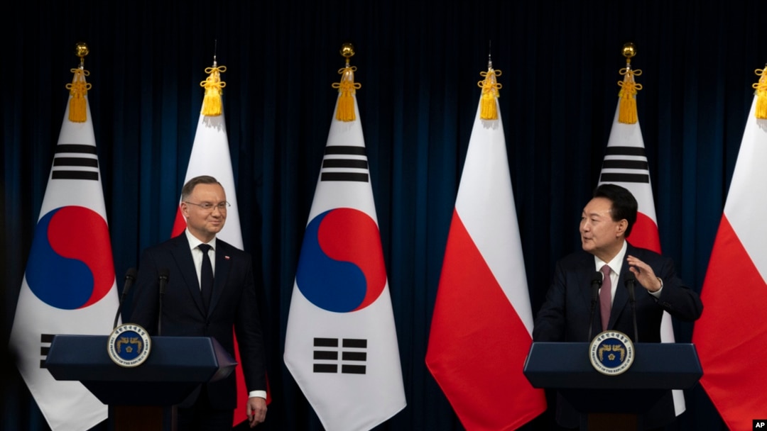 윤석열 대한민국 대통령(오른쪽)과 안제이 두다 폴란드 대통령이 2024년 10월 24일 서울에서 공동 기자회견을 하고 있다.
