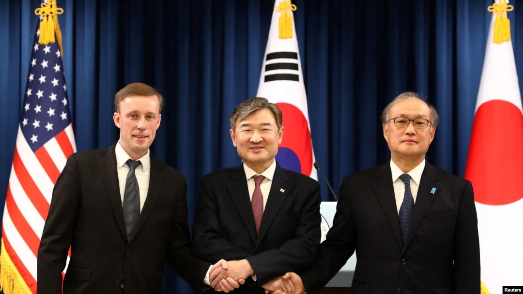 2023年12月9日，南韓國家安全顧問趙泰勇（中），與美國國家安全顧問沙利文（左）以及日本國家安全顧問秋葉武夫（右邊）在新聞發布會後握手。 （美聯社）
